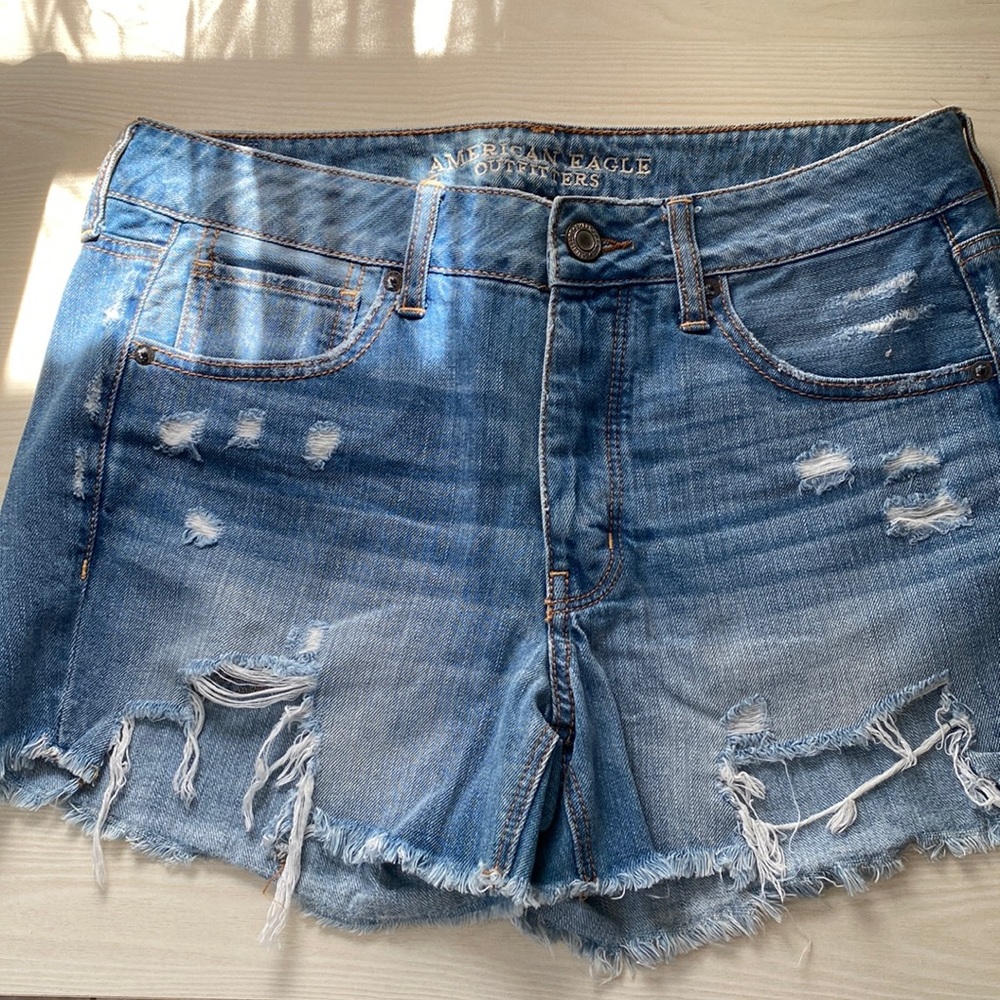 American Eagle light wash denim shorts Tom girl loose fit in a size 6
